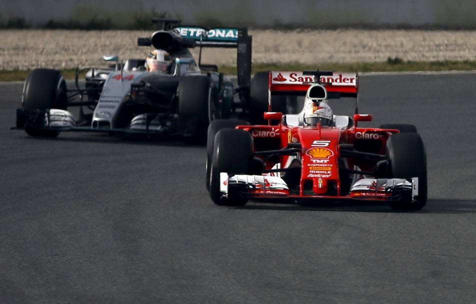 Primo duello ravvicinato con la Mercedes di Hamilton. Reuters